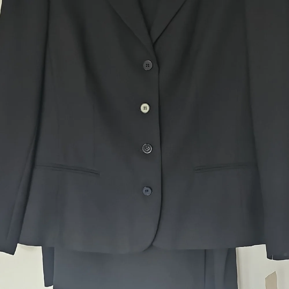 Evan Picone Classic Black Suit Jacket - Picture 2 of 16